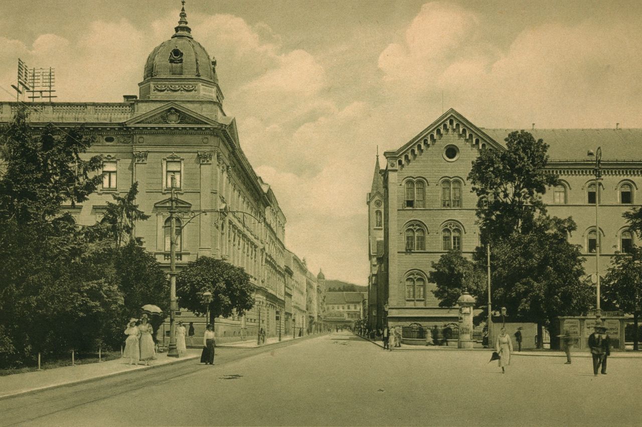Sveučilišni trg (današnji Trg Republike Hrvatske)  oko 1915. godine. U pozadini Frankopanska ulica